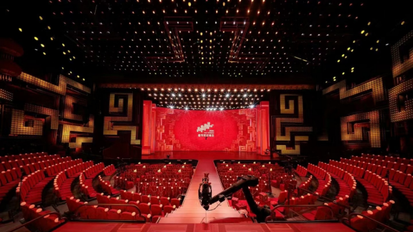 OCELLUS搭载于索尼HDC-P50摄像机上，位于舞台LED屏正中